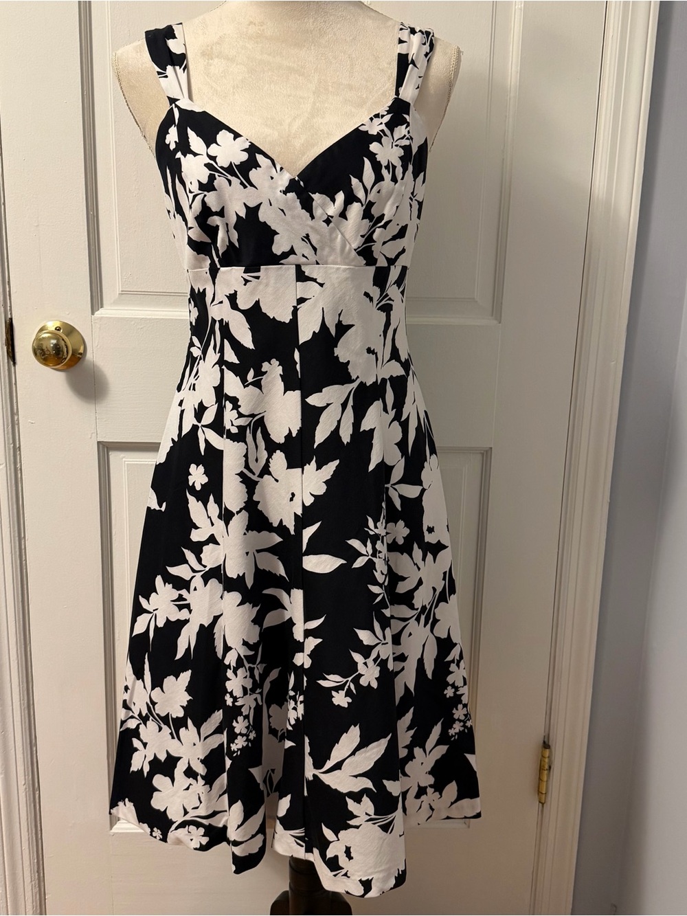 American Living 97% Cotton Black & White Floral V-Neck Sleeveless Dress, Size 6